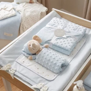 Matela de change bleu ciel avec plaide a pois bleu +doudou